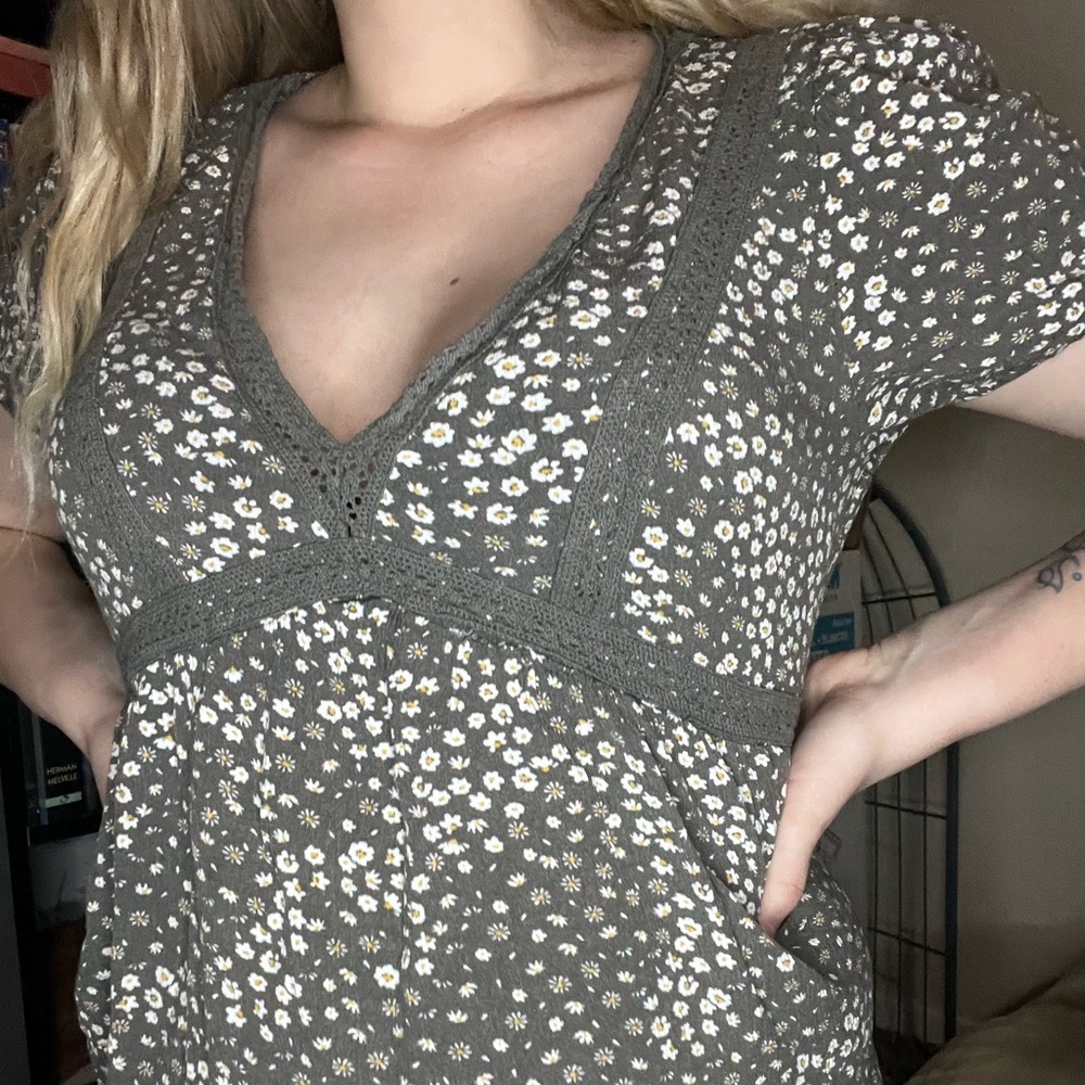 Vneck daisy top